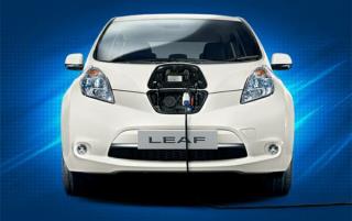 Nissan Leaf elektrischmit Solarladestation
