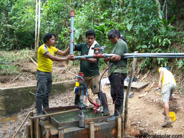 Instalación de una bomba solar en la comunidad Kapawi, Pastaza, Ecuador