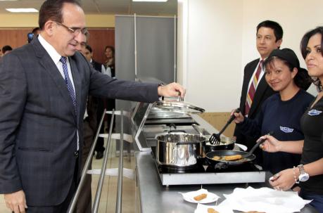 Las cocinas de inducción como Ministro de Industrias y Productividad Seis momentos políticos de Ramiro González