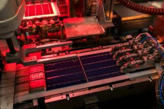 Las máquinas que se emplean para producir los páneles solares de JA Solar The New York Times