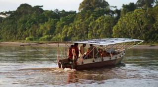 Achuar cuentan con una canoa solar embarcacion barco